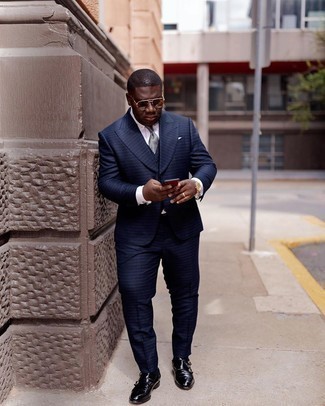 С чем носить серебряный галстук в клетку мужчине