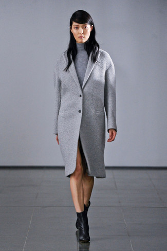 Как носить серебряное пальто с черными кожаными ботильонами