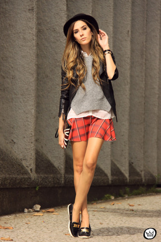 Какие косухи носить с серебряным свитером с круглым вырезом женщине