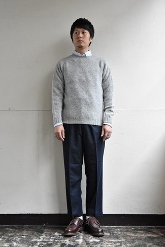 С чем носить серебряный свитер с круглым вырезом мужчине