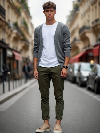 С чем носить серебряный свитер с круглым вырезом мужчине