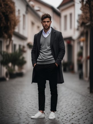 С чем носить серебряный свитер с круглым вырезом мужчине