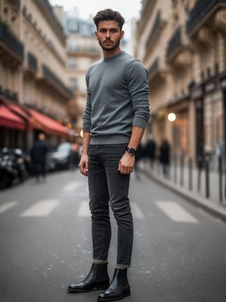 С чем носить серебряный свитер с круглым вырезом мужчине