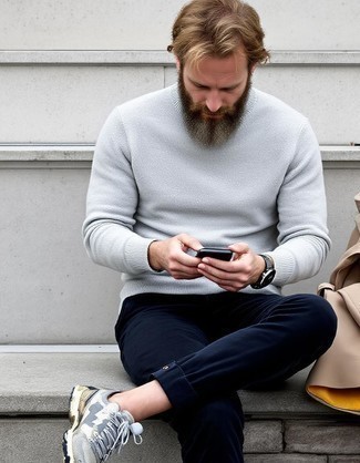 С чем носить серебряный свитер с круглым вырезом мужчине