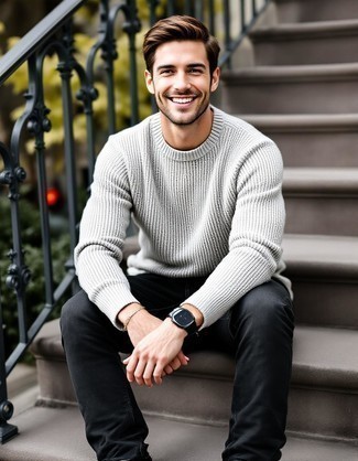 С чем носить серебряный свитер с круглым вырезом мужчине