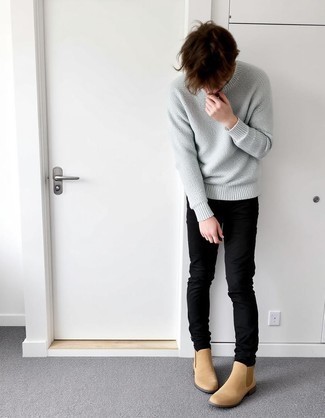 С чем носить серебряный свитер с круглым вырезом мужчине