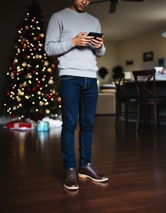 С чем носить серебряный свитер с круглым вырезом мужчине