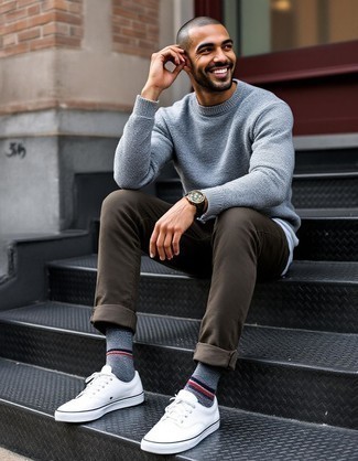 С чем носить серебряный свитер с круглым вырезом мужчине