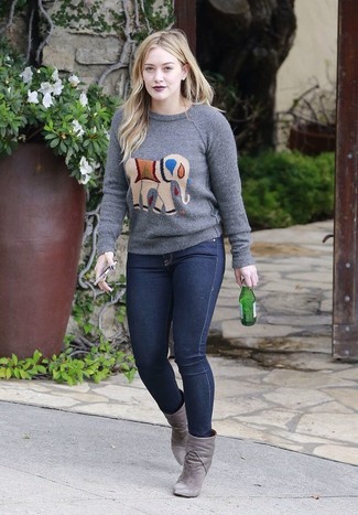 С чем носить серебряный свитер с круглым вырезом женщине