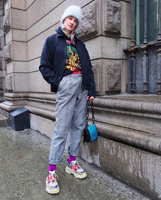 С чем носить серебряные классические брюки женщине