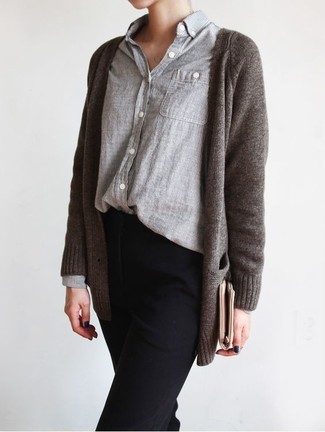 С чем носить серебряную классическую рубашку женщине