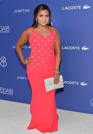 С чем носить серебряный клатч с украшением