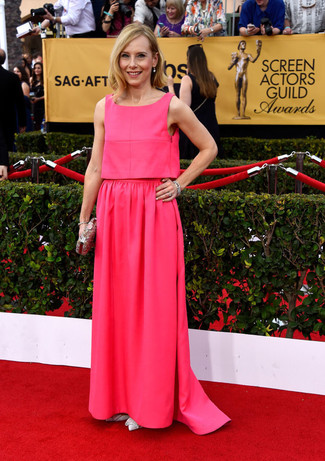 С чем носить серебряный клатч с украшением