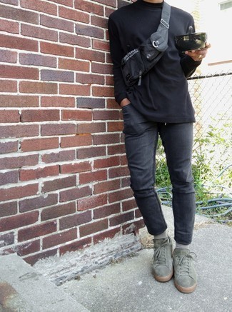 С чем носить серебряную поясную сумку мужчине