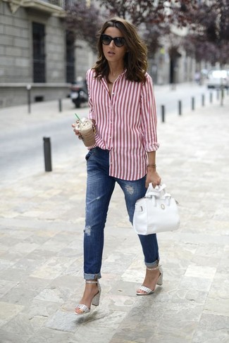 Какие джинсы носить с серебряными босоножками на каблуке