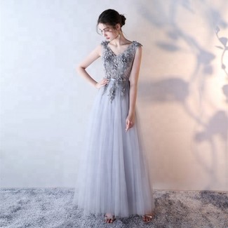 С чем носить серебряные босоножки на каблуке