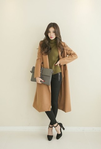 С чем носить серебряный кожаный клатч