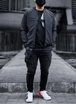 С чем носить серебряную кожаную поясную сумку мужчине