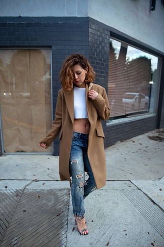 С чем носить серебряные кожаные босоножки на каблуке