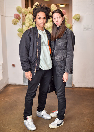 С чем носить серебряные кожаные высокие кеды мужчине