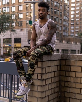 С чем носить серебряные кожаные высокие кеды мужчине