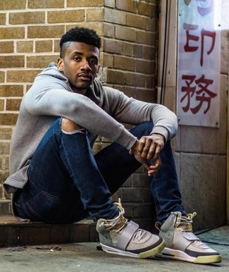 С чем носить серебряные кожаные высокие кеды мужчине