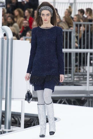 С чем носить серебряные кожаные сапоги