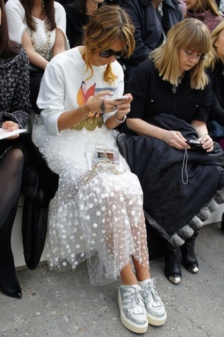 С чем носить серебряные кожаные низкие кеды женщине