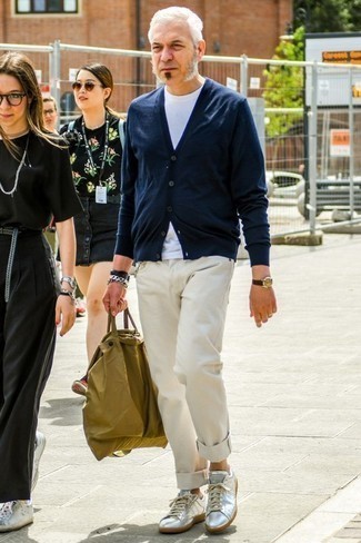 С чем носить серебряные кожаные низкие кеды мужчине