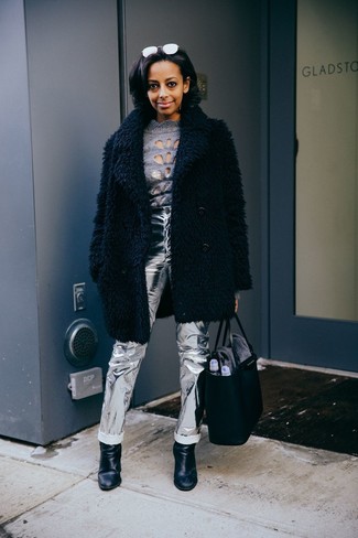 С чем носить серебряные кожаные брюки женщине