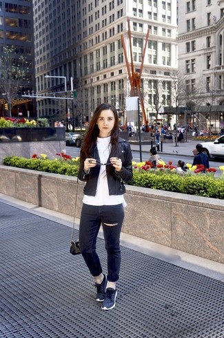 Какие косухи носить с серебряными низкими кедами женщине