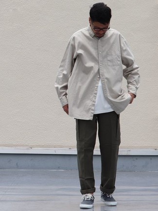 Какие брюки карго носить с серебряными низкими кедами