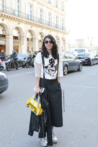 Какие брюки-кюлоты носить с серебряными низкими кедами