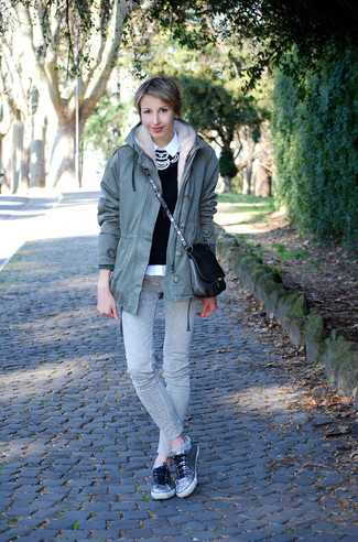 С чем носить серебряные низкие кеды женщине