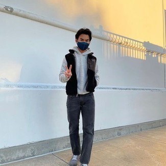 С чем носить серебряные низкие кеды мужчине