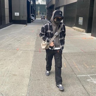 С чем носить серебряные низкие кеды мужчине