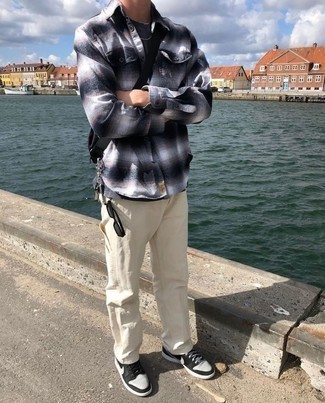 С чем носить серебряные низкие кеды мужчине