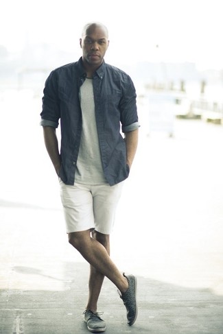 Какие шорты носить с серебряными низкими кедами мужчине