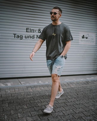 Какие шорты носить с серебряными низкими кедами мужчине