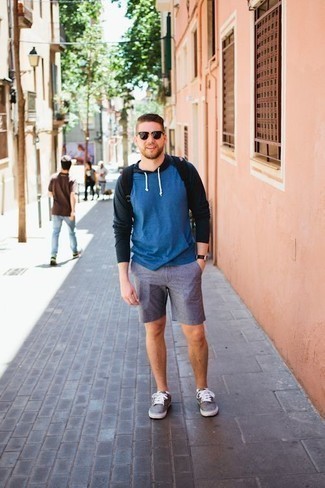 Какие шорты носить с серебряными низкими кедами мужчине