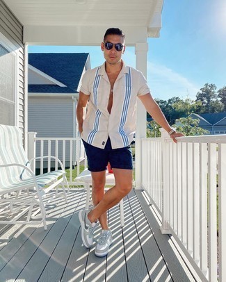 Какие шорты носить с серебряными низкими кедами мужчине