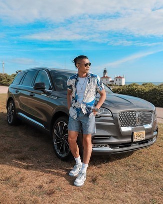 Какие шорты носить с серебряными низкими кедами мужчине