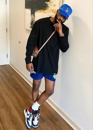 С чем носить серебряную сумку почтальона