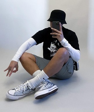 С чем носить серебряную сумку почтальона