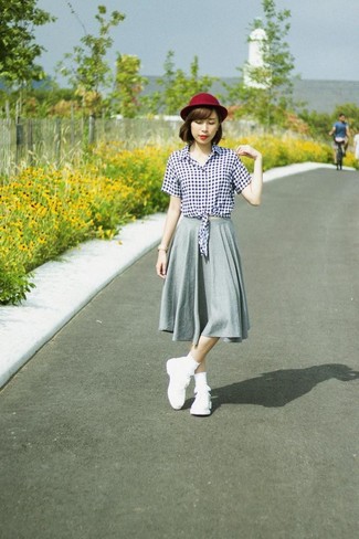 Какие кроссовки носить с серебряной юбкой-миди