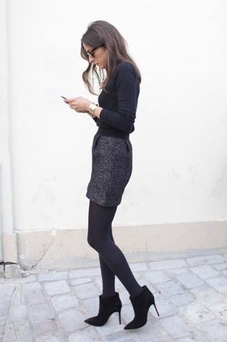 Какие ботильоны носить с серебряной мини-юбкой