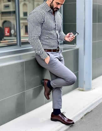 С чем носить серебряные брюки мужчине