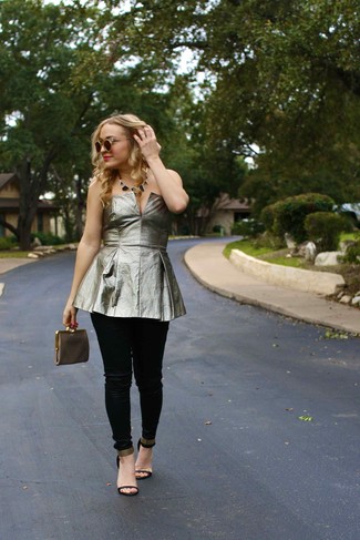 Какие босоножки на каблуке носить с серебряным топом с баской