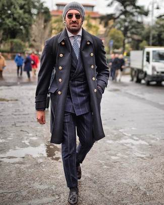 С чем носить серебряный галстук в горошек мужчине