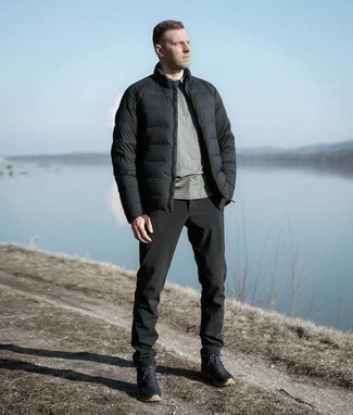 С чем носить серебряную футболку-поло мужчине